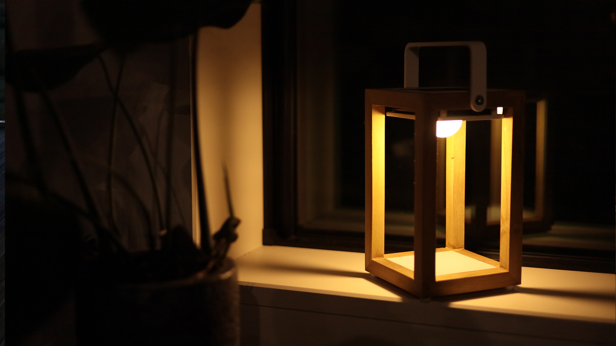 灯りの付いたリヒトルクステーブルチークソーラーライトが窓際のスペースに置かれている